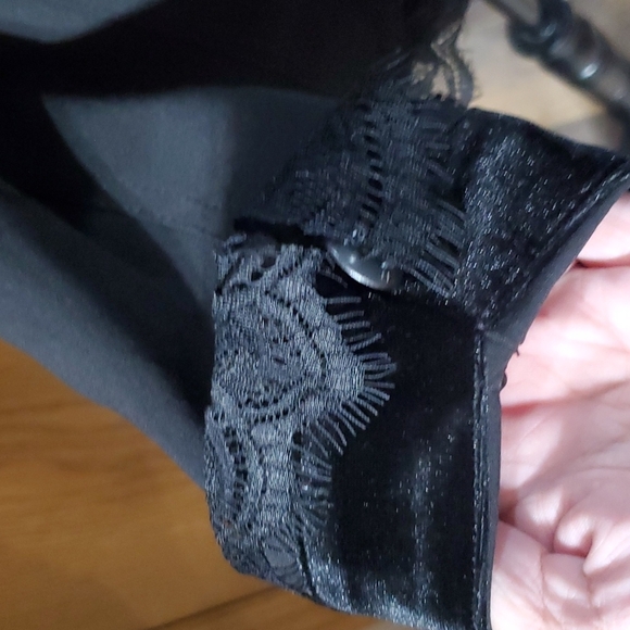 2OH Threads black velvet trim lace trim open front black blazer 🔥 - Picture 3 of 12